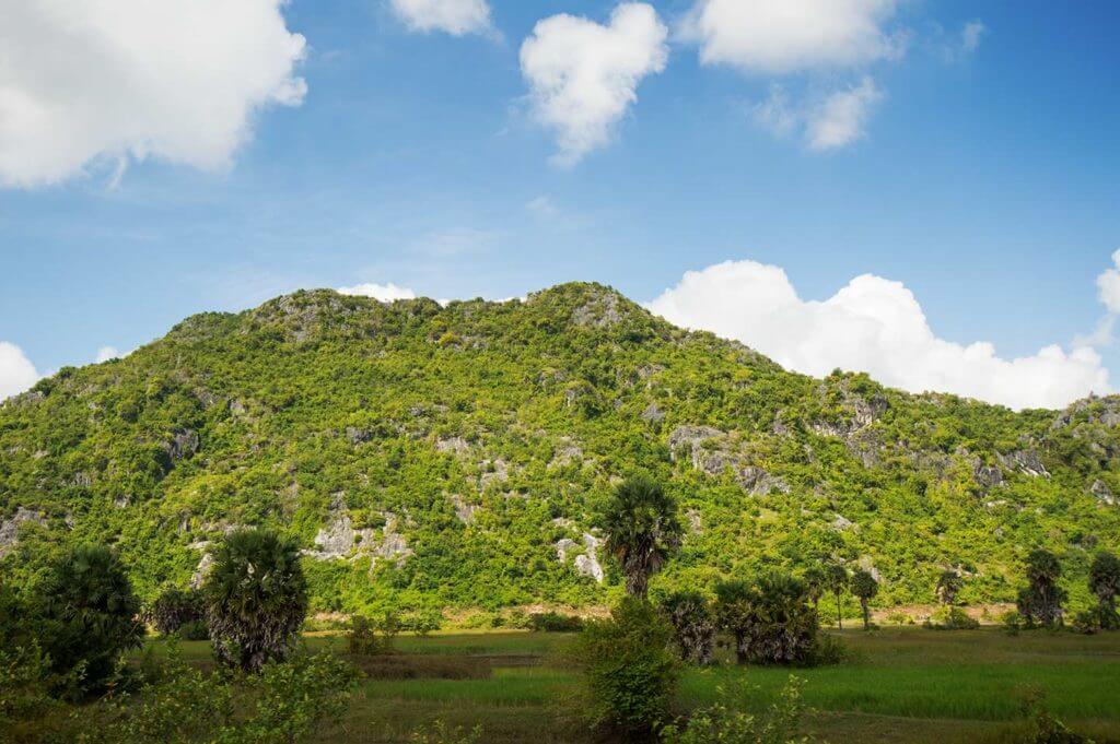 Gebirge säumen die Bahnlinie auf dem Weg nach Kampot