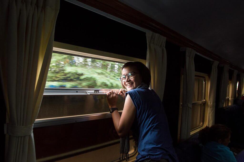 Seiyon am offenen Zugfenster im Zug von Phnom Penh nach Kampot