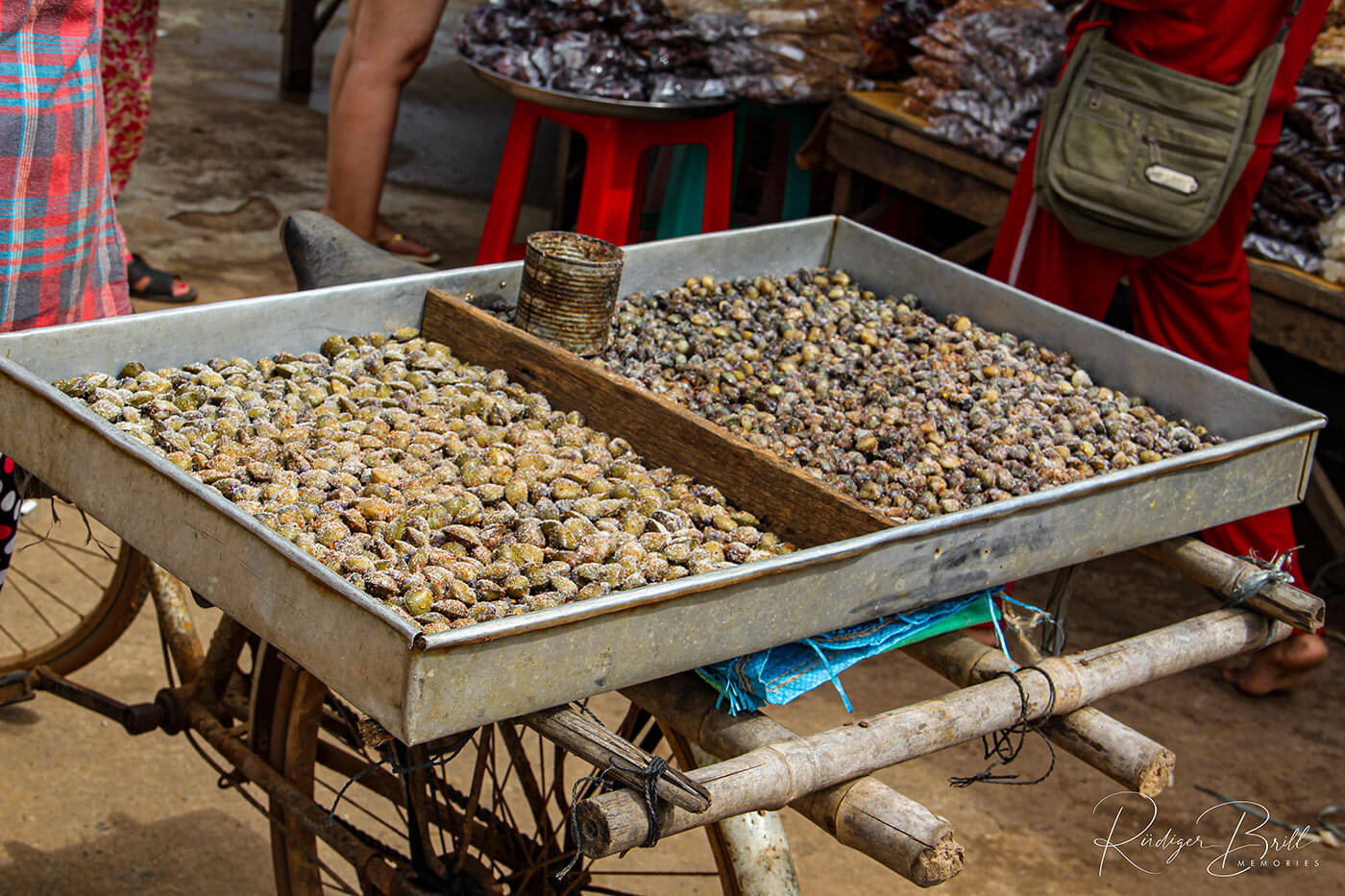 Muscheln mit Salz oder Chili - Streetfood in Kambodscha
